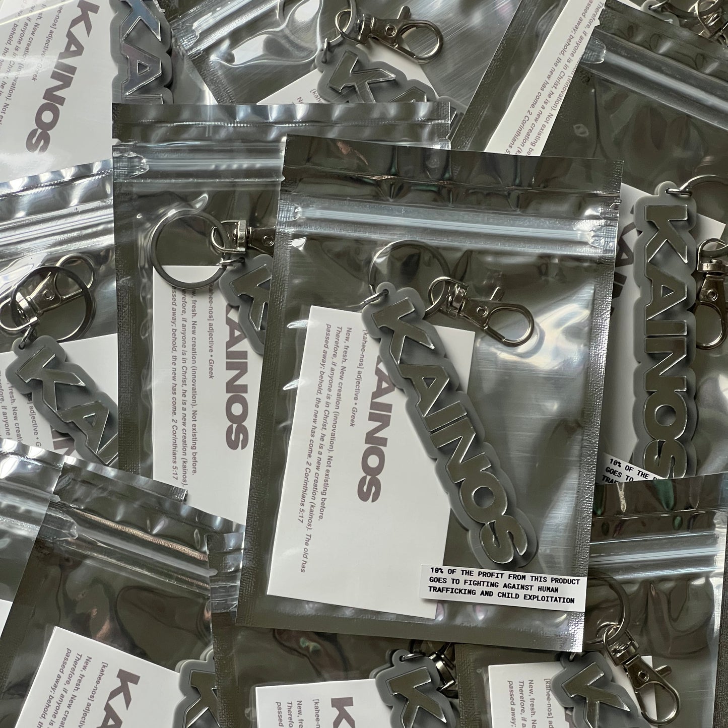 GRAY KAINOS MIRRORED LOGO KEYCHAIN