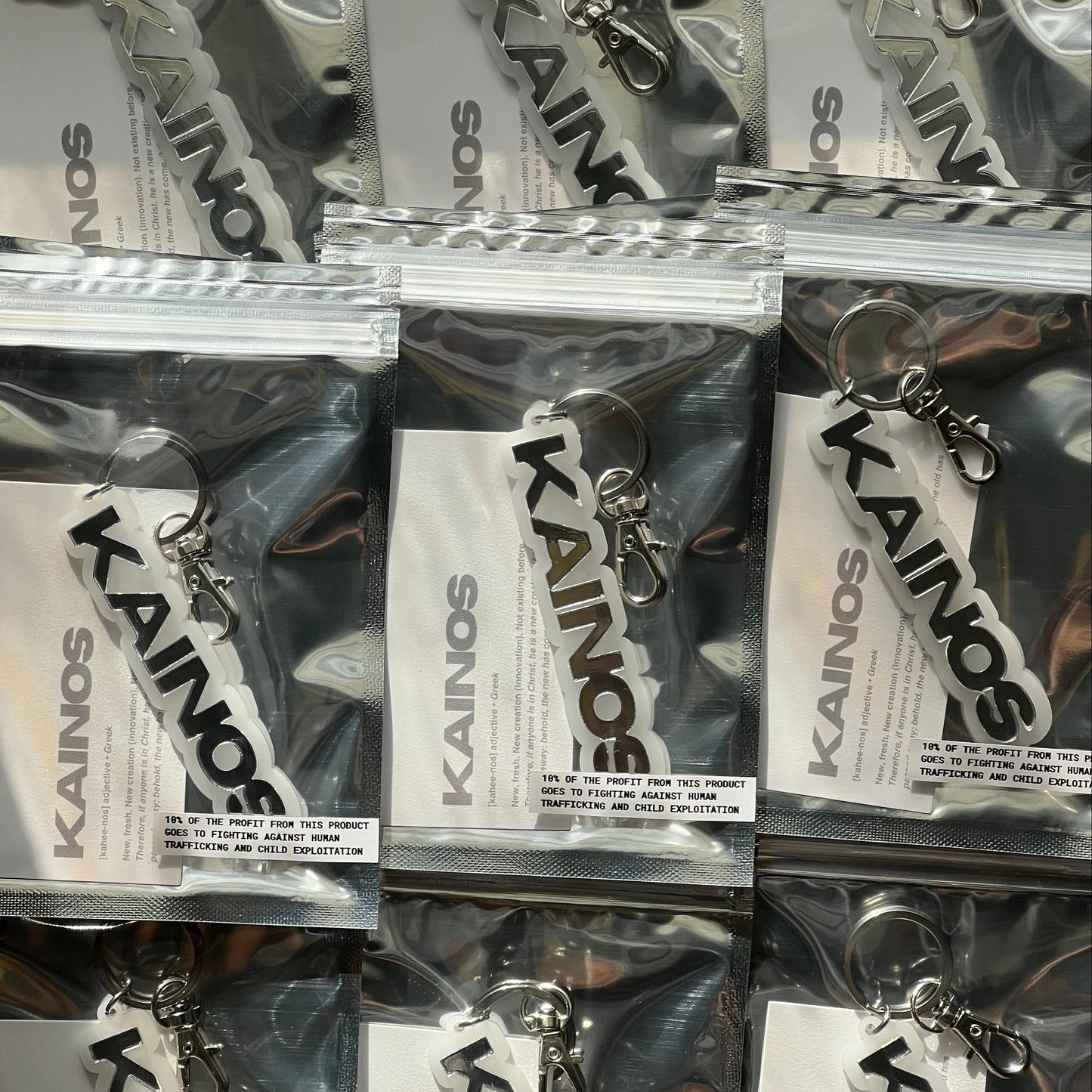 MILKLY WHITE KAINOS MIRRORED LOGO KEYCHAIN